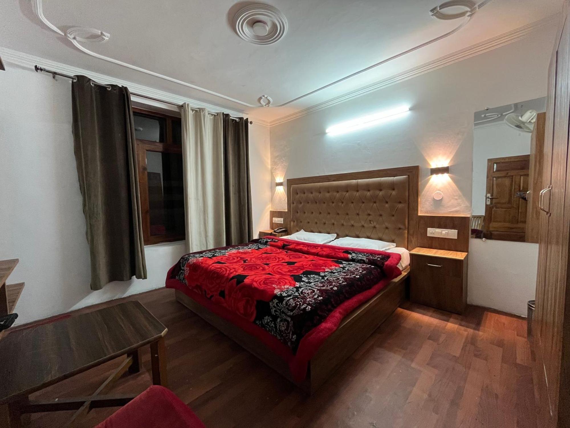 Hotel Premier Mall Road Manali Extérieur photo