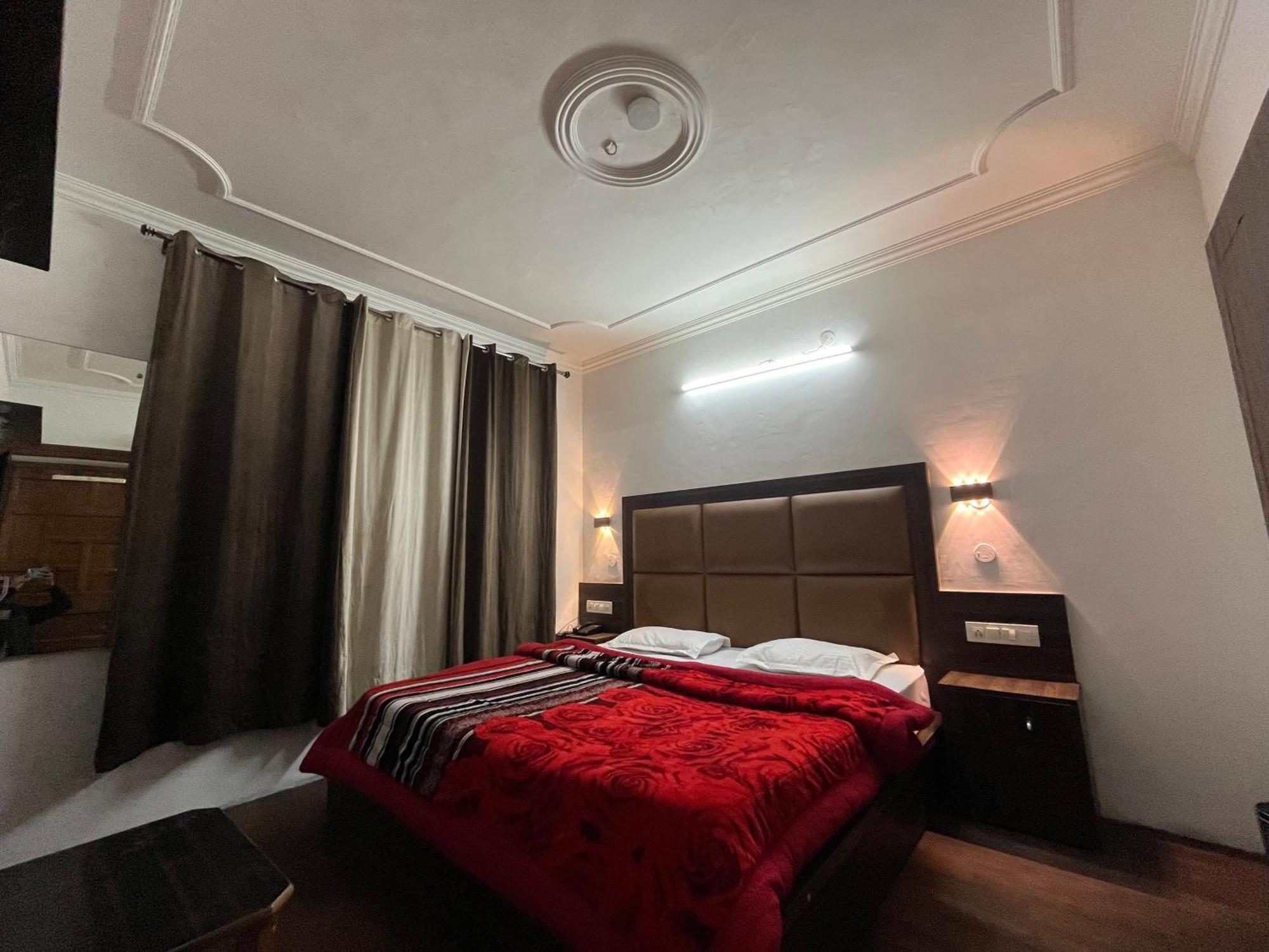 Hotel Premier Mall Road Manali Extérieur photo